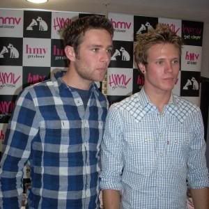 http://i422.photobucket.com/albums/pp310/mcflyworldru/McFly/l_3980c77ee0b94e51a6bc9a94c26b677c.jpg