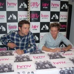 http://i422.photobucket.com/albums/pp310/mcflyworldru/McFly/l_90fb097705c541cea854d72e4a9f821c.jpg