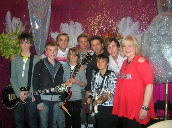 http://i422.photobucket.com/albums/pp310/mcflyworldru/McFly/l_cd62d01df2b24e1881852e48cec7440b.jpg