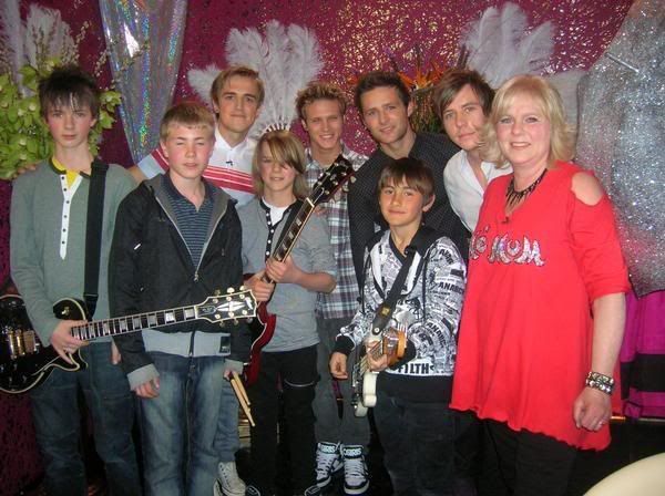http://i422.photobucket.com/albums/pp310/mcflyworldru/McFly/l_dd66c7827efa4e6bb026a1d3e70ea56c.jpg