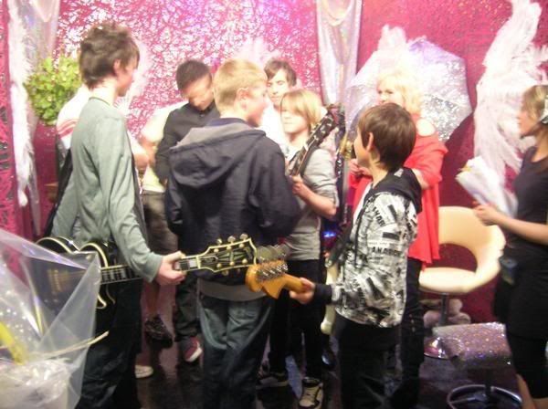 http://i422.photobucket.com/albums/pp310/mcflyworldru/McFly/l_e4861b48f28142488e3d73737931727f.jpg
