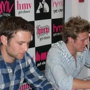 http://i422.photobucket.com/albums/pp310/mcflyworldru/McFly/l_ecd6318af66e40209b29b75f796a7093.jpg