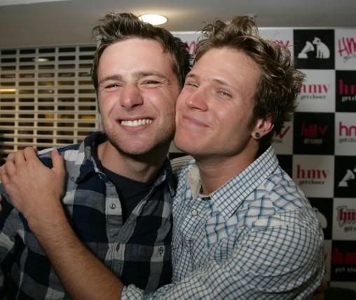 http://i422.photobucket.com/albums/pp310/mcflyworldru/McFly/l_ed6808e61e8c4e92a4c5821b1c2788d3.jpg