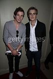 http://i422.photobucket.com/albums/pp310/mcflyworldru/McFly/th_l_36f31b2781924dbe823431afbd4252fb.jpg